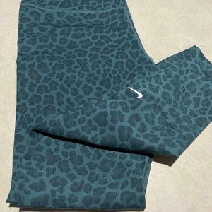 Nike One Leopard Mid-Rise Leggings L